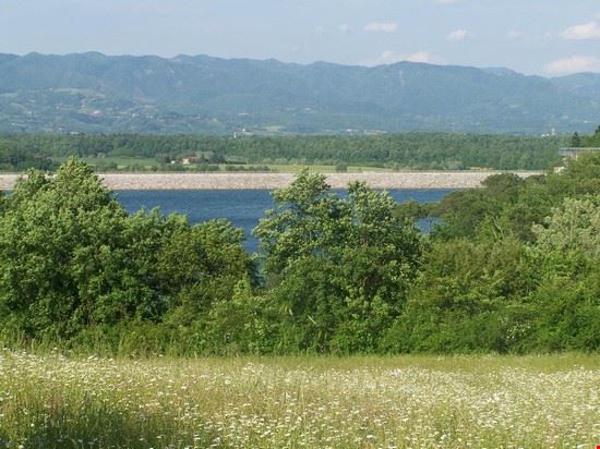 Lago di Bilancino Il lago di Bilancino è stato aperto al Pubblico nel 1999 ed occupa una superficie di circa cinque chilometri quadrati.Attualmente è uno dei bacini artificiali più grandi d’Italia; la sua profondità massima è di trentuno metri.  