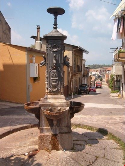 Nuova Fontana in Piazza Santo Stefano Inaugurated in Piazza Santo Stefano, in the historic center of  Varapodio (Reggio Calabria-Italy), the new artistic fountain stone hand-carved decorations and friezes. 
  