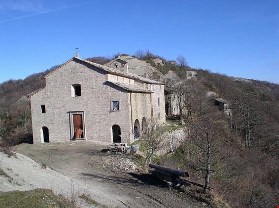 Lozzole la piccola chiesetta di Lozzole si puo' raggiungere solo a piedi  
