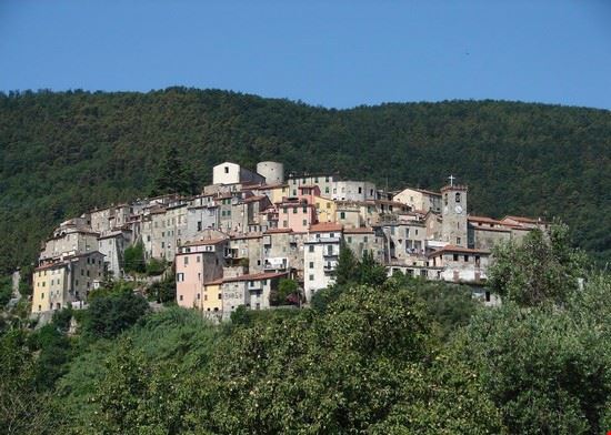 Ameglia un suggestivo panorama di Ameglia,arroccato su una verdeggiante collina  