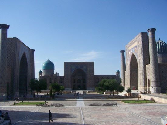 Piazza Registan Nata su un luogo sabbioso(il nome vuol dire luogo sabbioso)ad opera di Ulugbek che fece costruire una maestosa madrassa e difronte il Khanako dei sufi.  