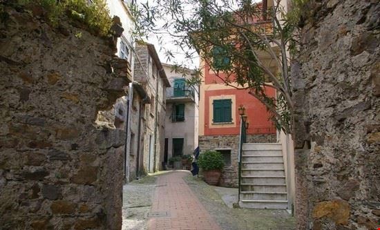 Montemarcello una via a Montemarcello tra pace e aria di mare  