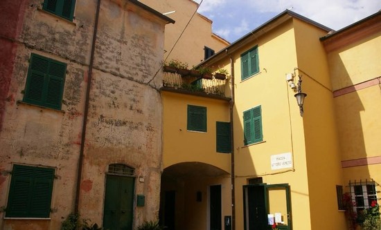 la piazzetta di Montemarcello
