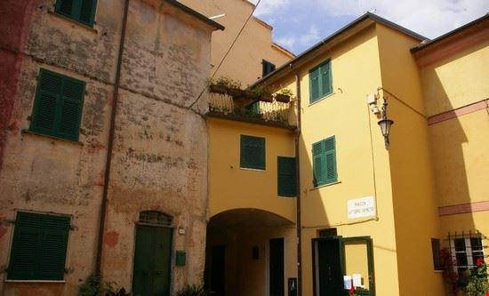 Montemarcello la splendida piazzetta di montemarcello con i suoi storici palazzi  