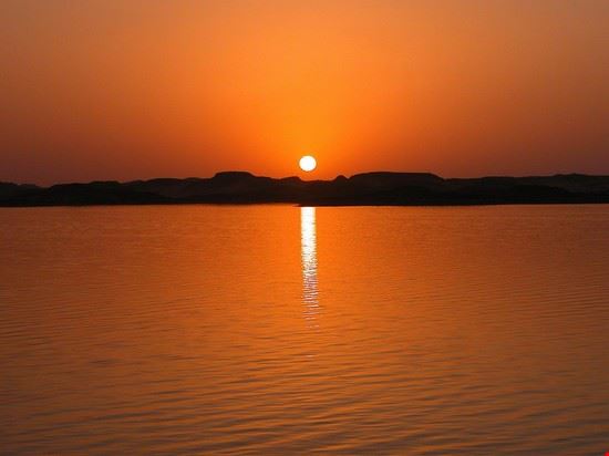 Nilo un suggestivo tramonto fotografato dalla nave davanti a Luxor  