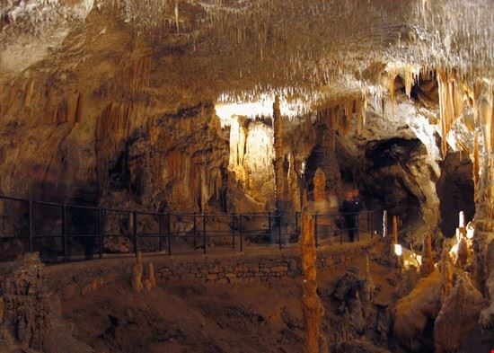 Postumia una splendida immagine della grotta con laghetto  