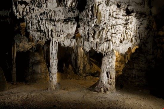 Postumia due stalagmite all'interno della grotta  