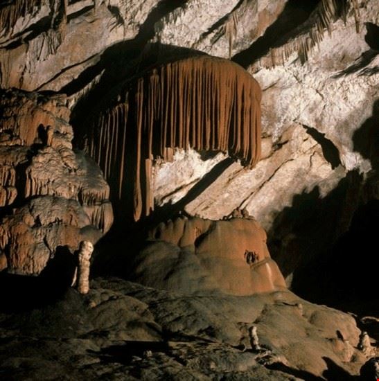 grotta  altra immagine dal percorso nella grotta.qui colori sul marrone  