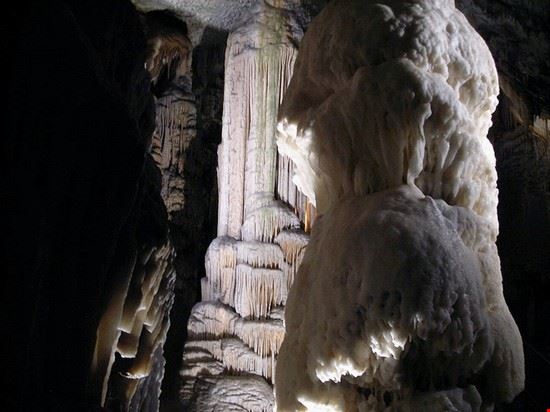 Postumia altra splendida e suggestiva immagine durante il percorso all'interno della grotte di Postumia.una blocco di colonne  