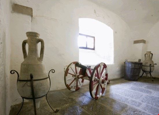 castello  una stanza del castello.qui cimeli che ricordano la vita del castello e cio che riguarda le battaglie  