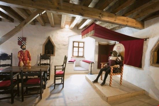 castello  una stanza del castello.qui cimeli che ricordano la vita del castello e cio che riguarda le battaglie  