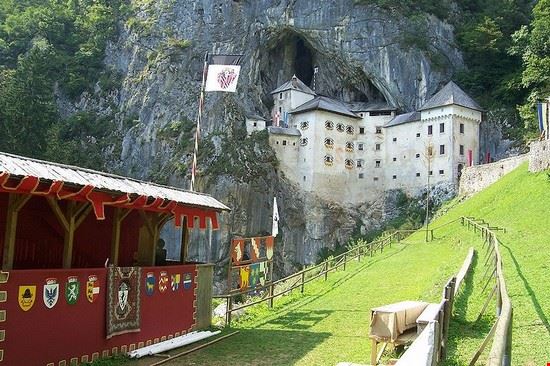 castello  di nuovo un'altra bellissima immagine del castello visto dall'esterno  