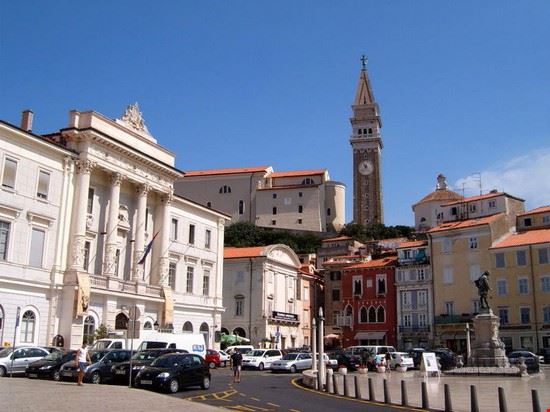 Pirano Pirano(Piran in sloveno)e' una cittadina di circa 17.000 abitanti nei pressi di Koper(Capodistria).il suo centro storico e' molto bello e tranquillo grazie alla zona di traffico interdetto imposto dal suo comune  
