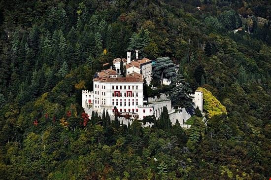 Castelbrando Castelbrando è un castello in comune di Cison di Valmarino (TV). Sorge alle pendici del monte Castello, dominando i borghi di Valmareno e Cison stessa.  
