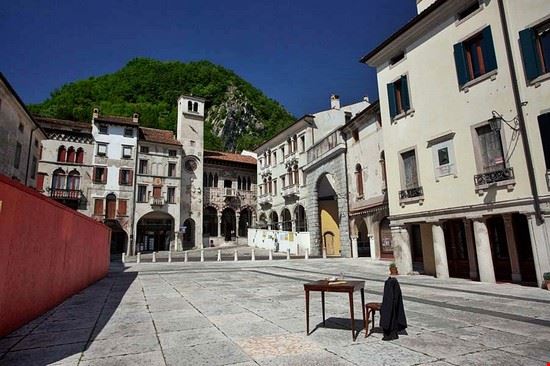 Serravalle Il lato orientale di piazza Flaminio: in evidenza la Torre Civica e, a destra, il Palazzo della Civiltà  
