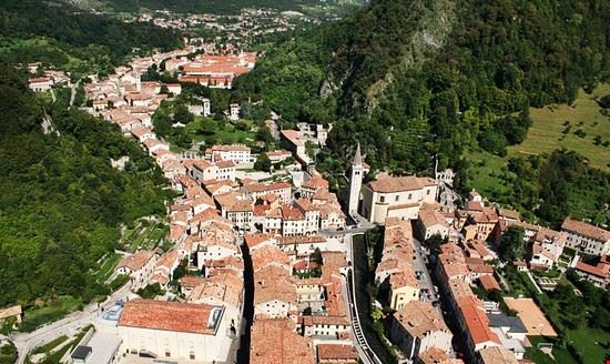 Panorama Vittorio Veneto è un comune italiano di 29.041 abitanti della provincia di Treviso, in Veneto.La città è composta da quelli che un tempo furono due comuni distinti: Ceneda e Serravalle. È inoltre sede della Diocesi di Vittorio Veneto.  