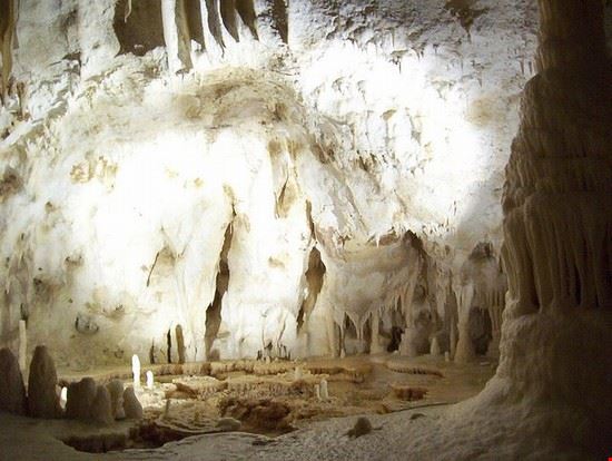 grotte di Frasassi una immagine delle grotte di Frasassi,un vero tesoro naturalistico delle Marche  