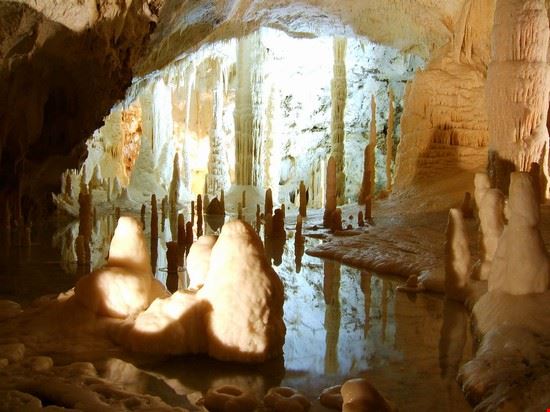 grotte di Frasassi Le splendide grotte di Frasassi sono collocato presso Genga nella provincia d'Ancona.  