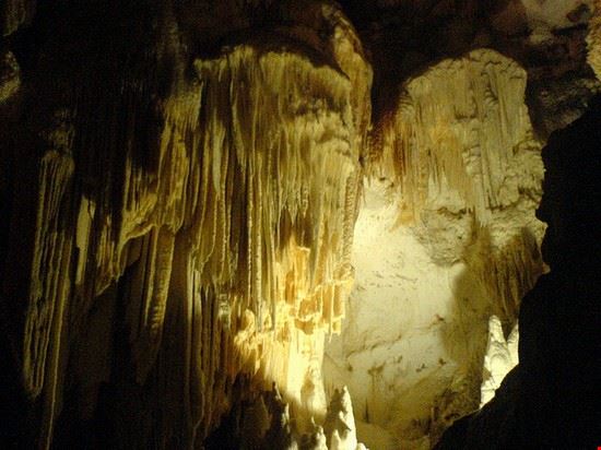 grotte di Frasassi Le splendide grotte di Frasassi sono collocato presso Genga nella provincia d'Ancona.  