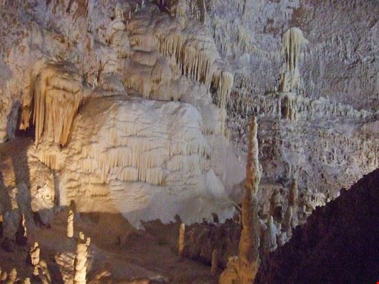 grotte di Frasassi Le splendide grotte di Frasassi sono collocato presso Genga nella provincia d'Ancona.  