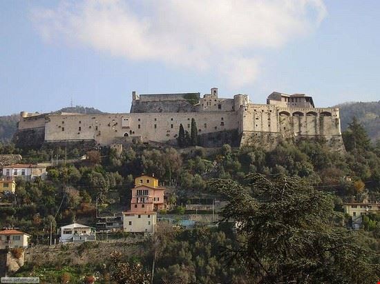 I Castelli della Lunigiana Il Castello Malaspina è una fortificazione di origine medievale che grazie alla sua posizione privilegiata domina la città di Massa.Il complesso sorge nel rione arroccato di Massa Vecchia, su uno sperone roccioso a ridosso della città attuale con un'ampia visibilità su tutta la costa. Già presente intorno al 1000, oltre ai Malaspina, è stato conteso da Lucca, Firenze, Pisa e i Visconti di Milano. Ha subito nei secoli trasformazioni e ampliamenti e in esso è facile riconoscere le varie fasi di sviluppo dell'architettura fortificata che hanno caratterizzato l'ultimo millennio.  