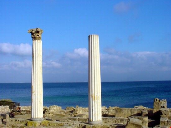 Tharros Tharros è un sito archeologico della provincia di Oristano, situato nel comune di Cabras, in Sardegna. La città si trova nella propaggine sud della penisola del Sinis che termina con il promontorio di Capo S.Marco.  