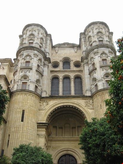 Cattedrale dell'Incarnazione La Cattedrale dell'Incarnazione di Málaga  è uno dei più importanti monumenti rinascimentali dell'Andalusia.Situata in pieno centro storico a breve distanza dal porto e dalla collina di Gibralfaro, la cattedrale si staglia nel panorama cittadino con la sua ampia volumetria. Rimane tuttavia incompiuta per quanto riguarda la torre campanaria meridionale, motivo per cui è affettuosamente soprannominata dagli abitanti La Manquita ("la monchetta").  