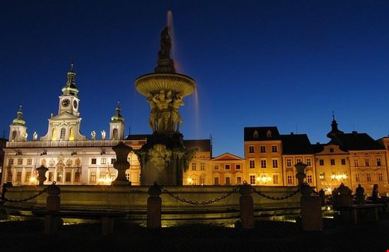 Ceské Budejovice La splendida piazza del mercato fotografata di notte  