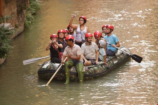  An adventurous but funny travel part on raft and part by feet, part under the city in the dark and part along the Moline Canal in the light. The way to find out an exciting and an unexpected Bologna…
www.vitruvio.emr.it  