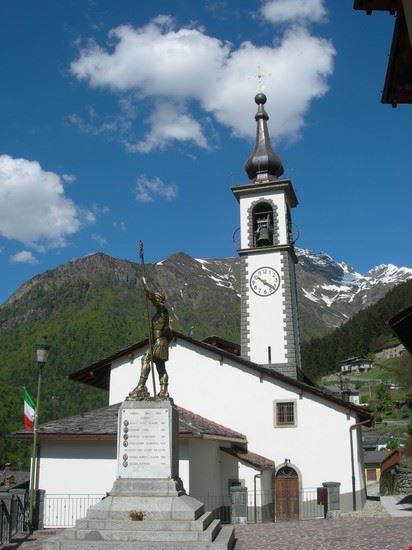  La chiesa vista dalla Piazza  