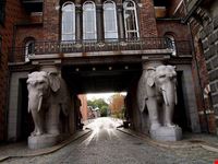 porta degli elefanti all  ingresso della carlsberg