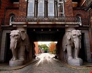 porta degli elefanti all  ingresso della carlsberg