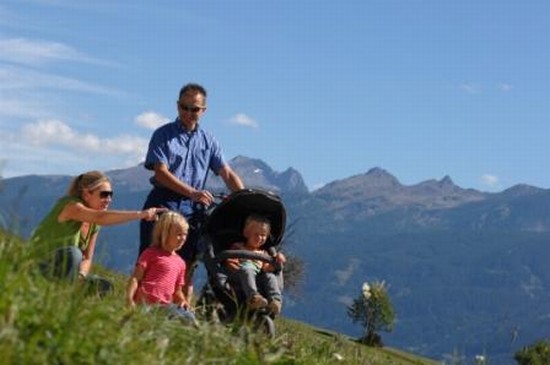 famiglia a spasso nel verde