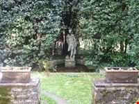 statua in giardino