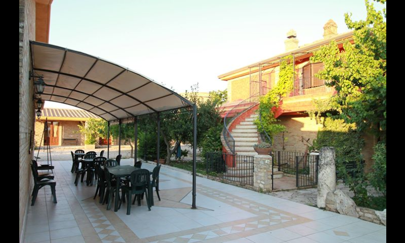 porticati esterni dell'agriturismo masseria difensola