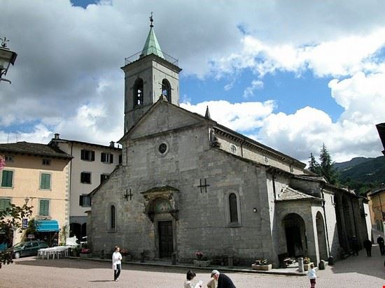 Fiumalbo la principale chiesa di Fiumalbo nella piazza principale  