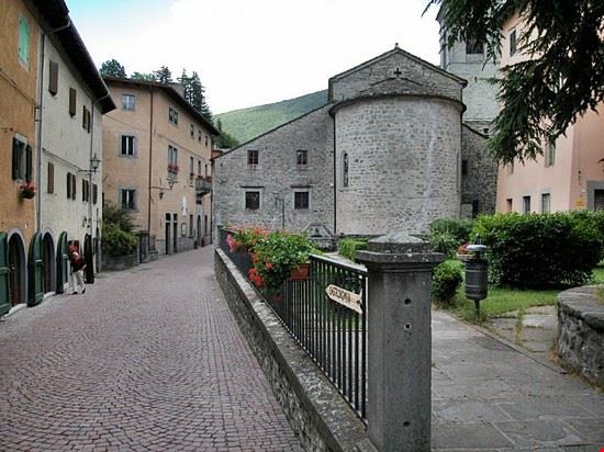 Fiumalbo scatto praticato in una via del paese dietro alla chiesa principale  
