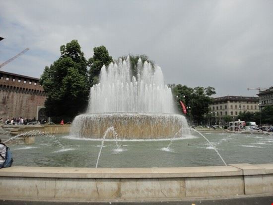 Musei del Castello Sforzesco Fontana posta di fronte al Castello  