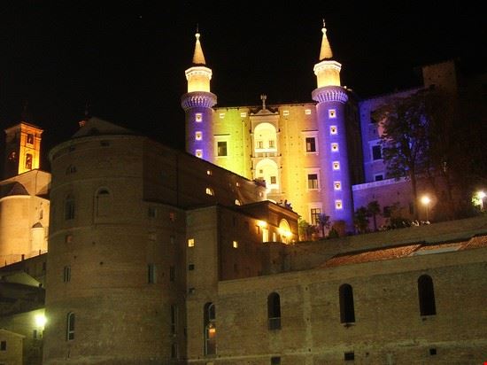 Palazzo ducale lo splendido palazzo ducale di urbino in una bella notte di tarda primavera  