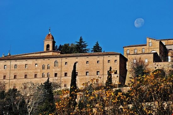 La città di Urbino Il palazzo ducale e la luna  