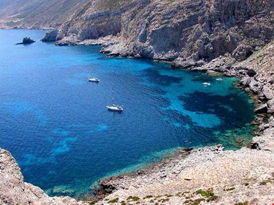 12 km quadrati di superficie, ma la sua bellezza è immensa: l'isola azzurra delle Egadi è l'ultima frontiera del Mediterraneo