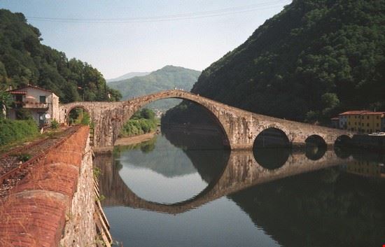 Ponte della Maddalena lo splendido ponte del diavolo a Borgo a Mozzano scavalca il Serchio  