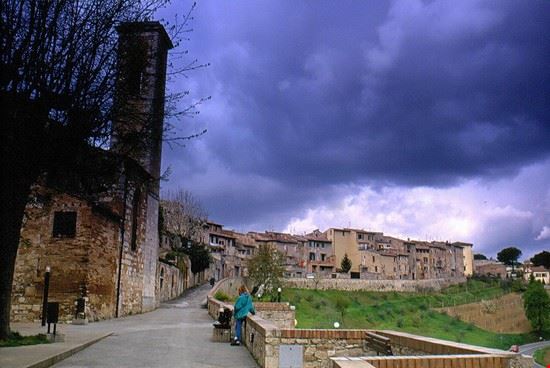 Colle di Val d'Elsa La passeggiata nella parte antica di Colle V.E. da dove e' possibile vedere le colline del Chianti e la zona verso San gimignano  