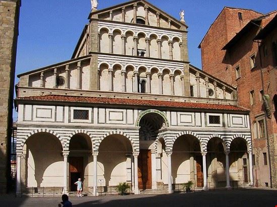 Duomo la splendida facciata del duomo di Pistoia dedicato a San Zeno  
