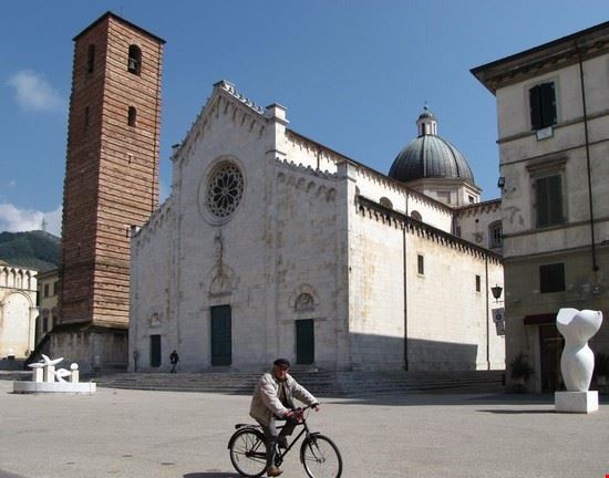 Pietrasanta Lo splendido duomo di Pietrasanta si trova nella piazza del paese(ha 3 chiese)  