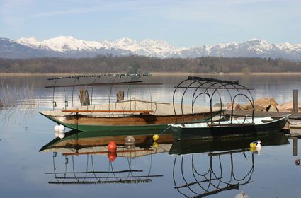 Vecchie barche di pescatori nel lago di Varese