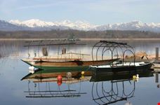 Vecchie barche di pescatori nel lago di Varese
