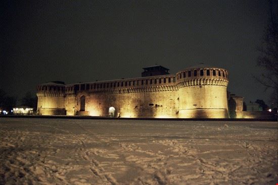 Rocca Sforzesca il castello ad Imola immortalato in una nottata primaverile  
