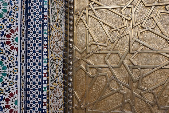 particolare delle porte dorate del palazzo reale di fes