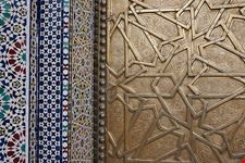 particolare delle porte dorate del palazzo reale di fes
